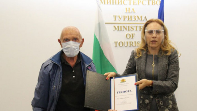 Наградиха най-възрастния скиор у нас Иван Раев